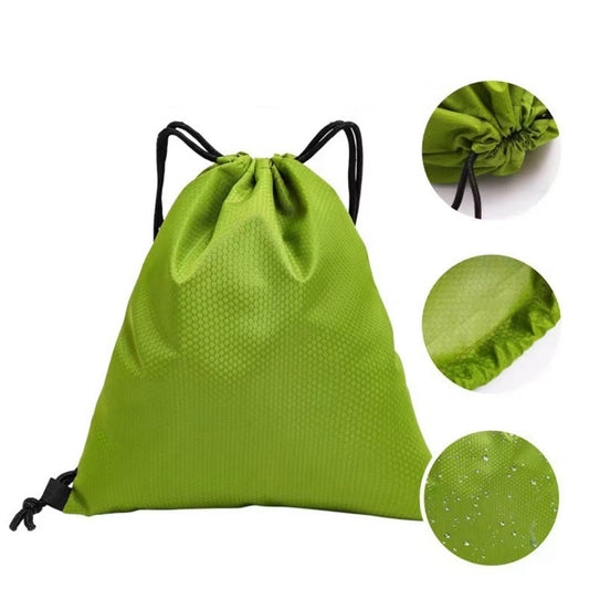 Mochila verde con cordón, vista frontal y detalles de textura