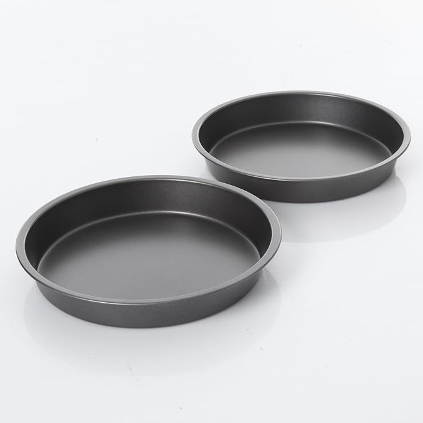 Conjunto de moldes para hornear de silicon de GIBSON HOME, color gris, vista frontal en la cocina
