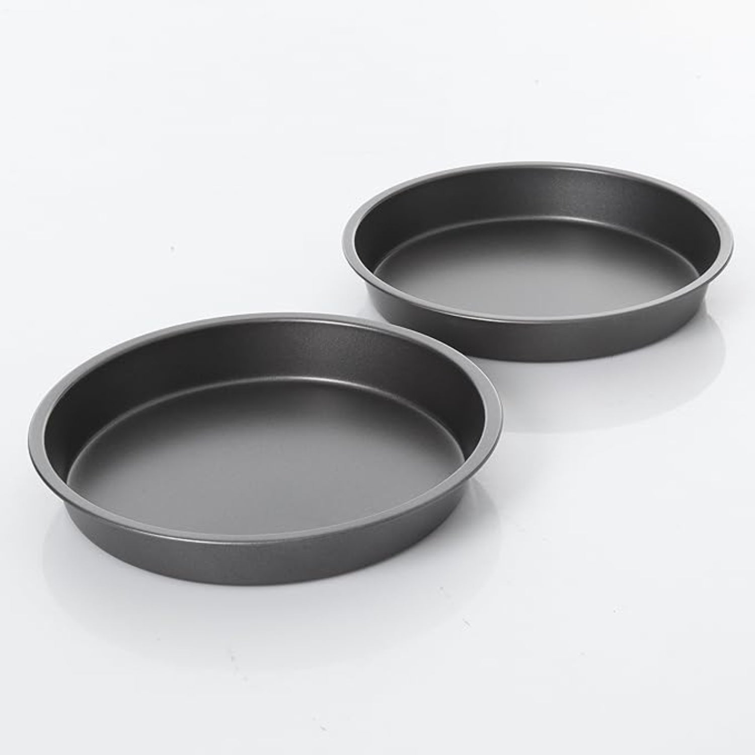 Conjunto de moldes para hornear de silicon de GIBSON HOME, color gris, vista frontal en la cocina