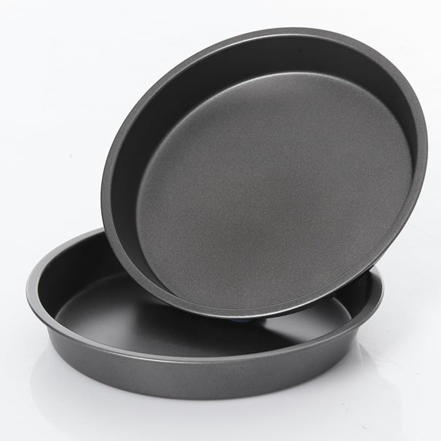 moldes para hornear de silicon gris, vista superior y lateral en cocina