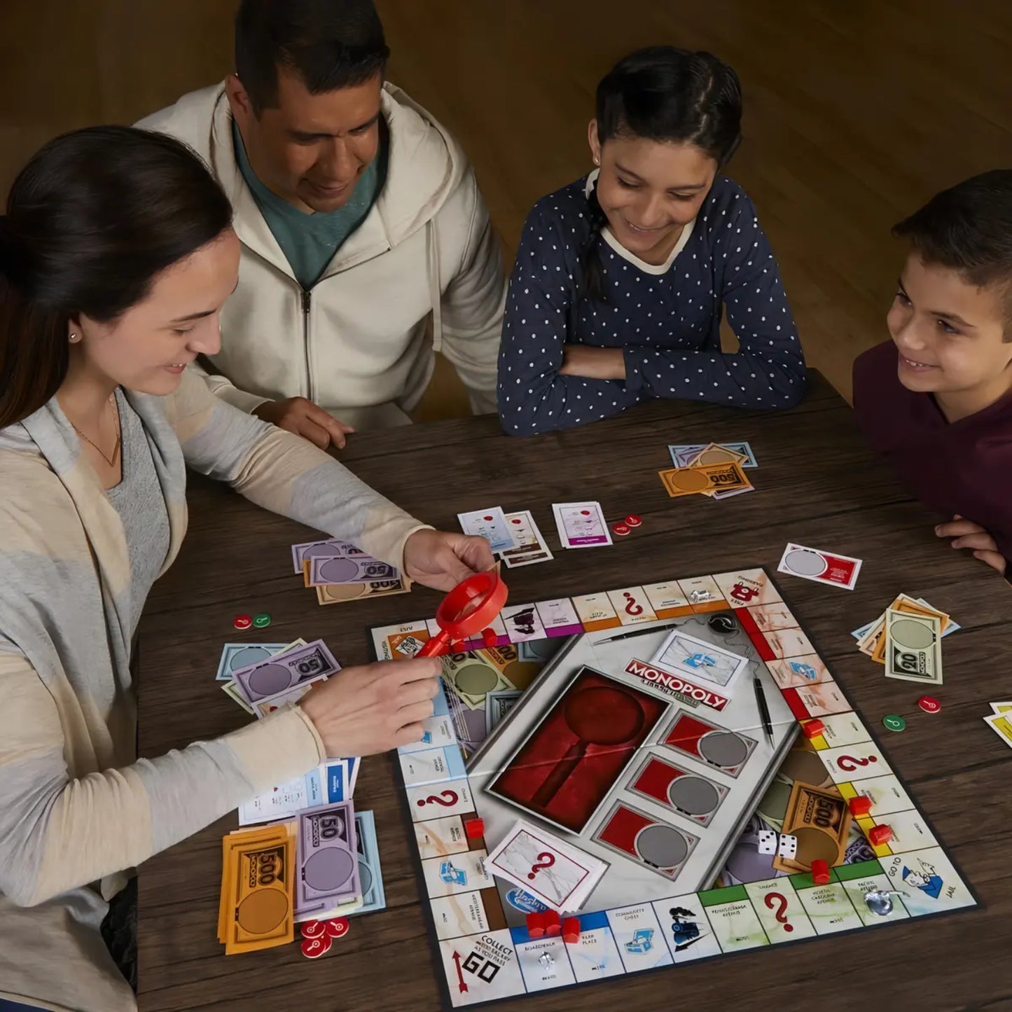 Juego de mesa Casino Monopoly, jugadores disfrutando en mesa, fichas y cartas