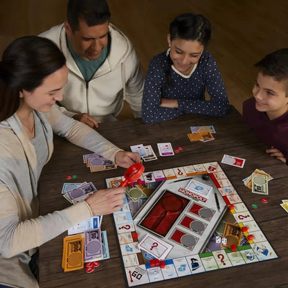 Juego de mesa Casino Monopoly, jugadores disfrutando en mesa, fichas y cartas