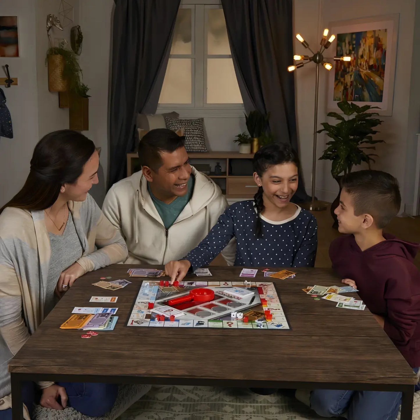 Juego de mesa Monopoly Casino, familia sonriente jugando en la sala de estar