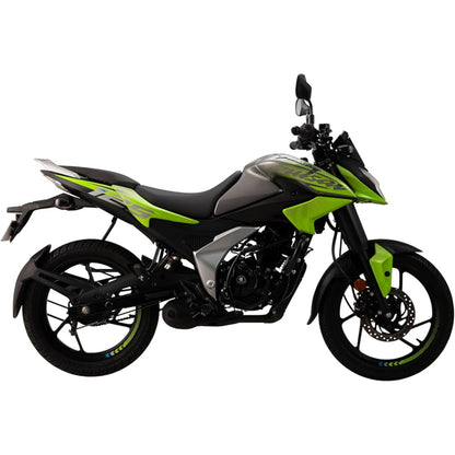 Moto de 125cc Bajaj gris y verde, vista lateral en entorno urbano