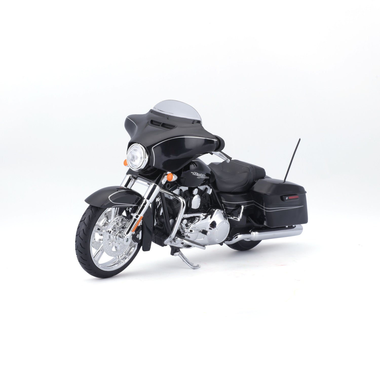 Moto negra Maisto, vista lateral, modelo detallado y realista