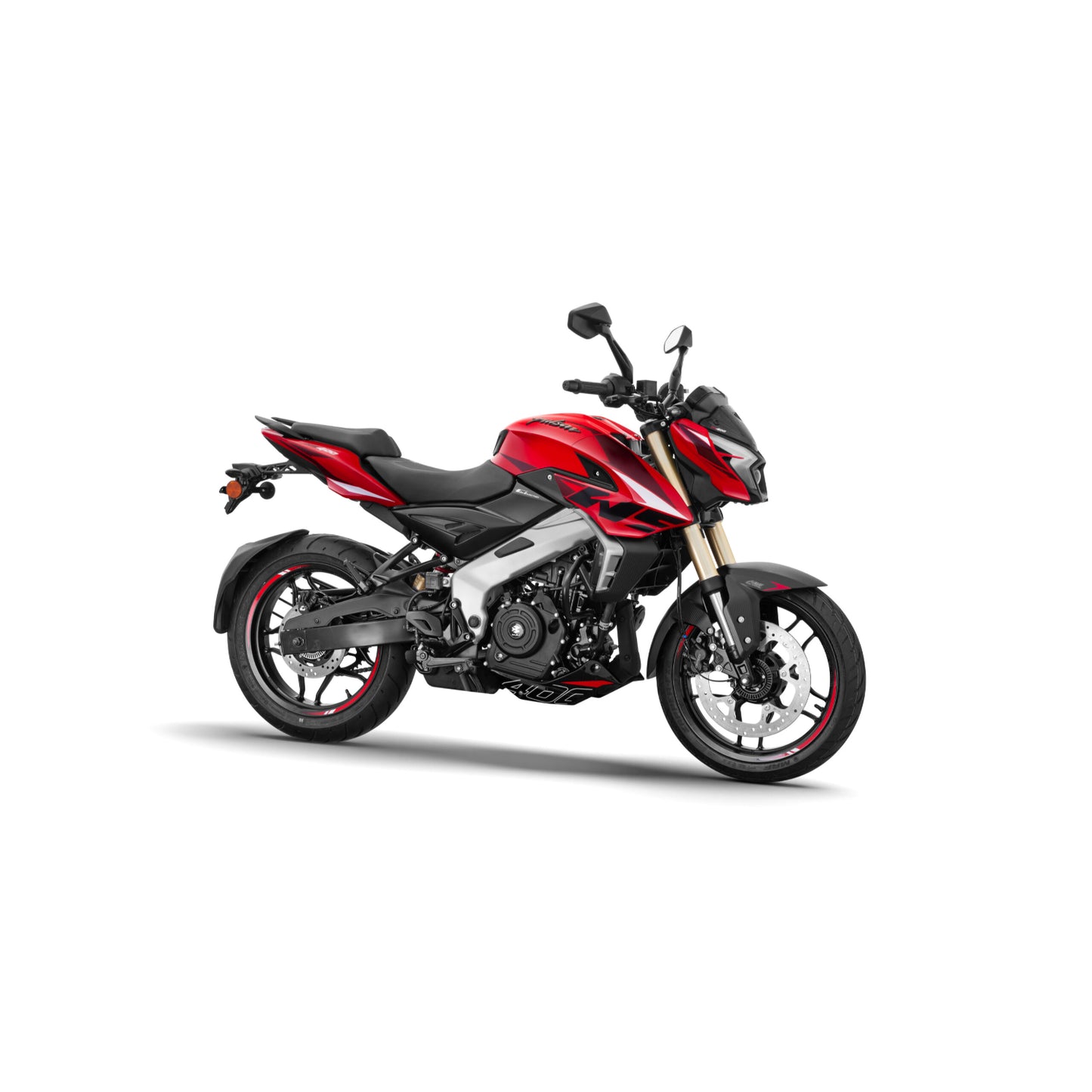 motocicleta bajaj roja y negra vista lateral en carretera