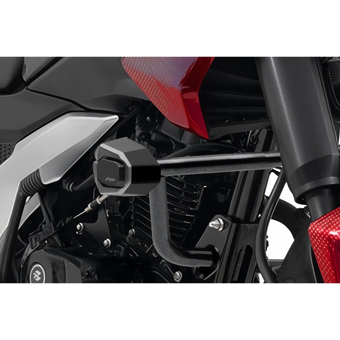 Detalles del motor de motocicleta Bajaj, vista lateral con acabados en negro y rojo