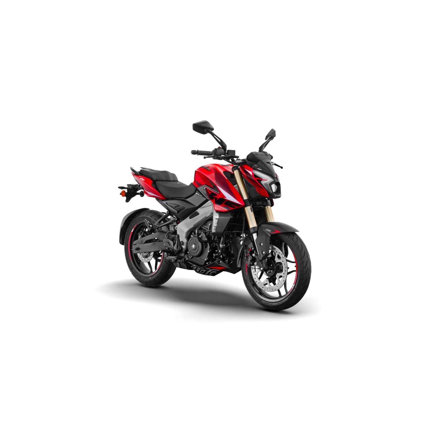 Motocicleta Bajaj roja lateral, vista dinámica en carretera