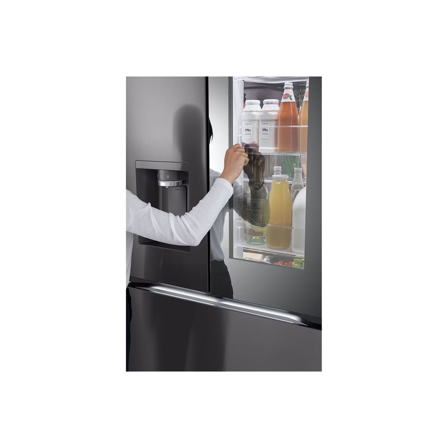 Refrigeradora LG negra con dispensador de agua y botellas en el interior