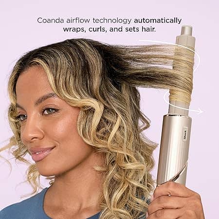 Mujer usando el multiestilizador Shark FlexStyle 4 en 1 con tecnología de flujo de aire Coanda para rizar el cabello