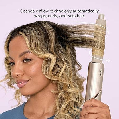 Mujer usando el multiestilizador Shark FlexStyle 4 en 1 con tecnología de flujo de aire Coanda para rizar el cabello