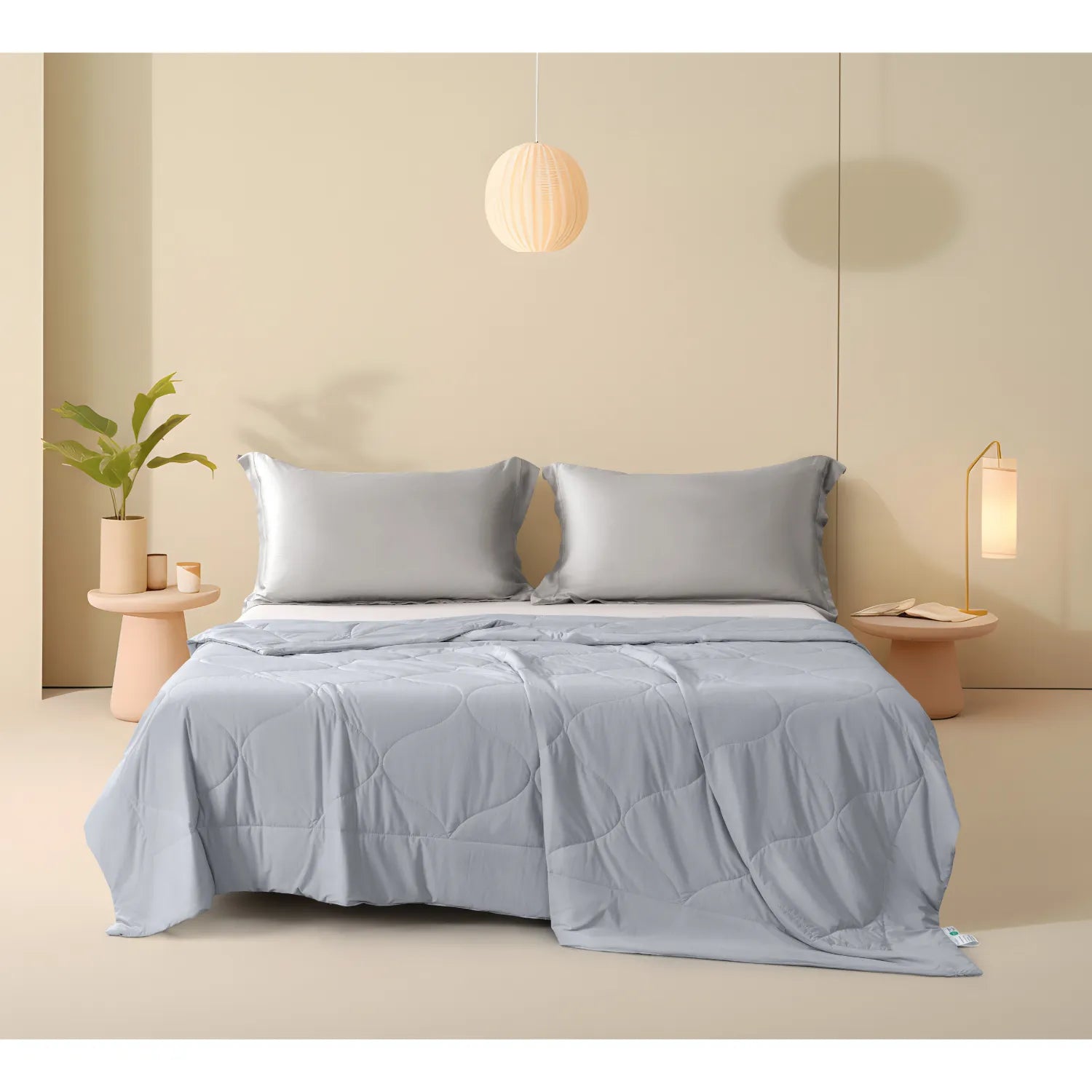 Conjunto de ropa de cama fresca para verano gris claro con almohadas y edredón en habitación minimalista