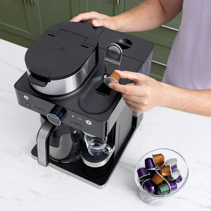 Cafetera Ninja negra en vista superior, preparando café con cápsulas