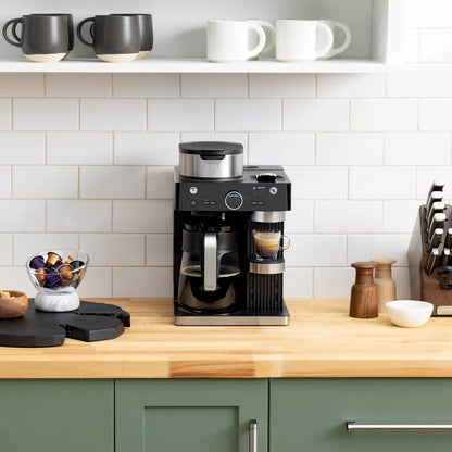 Cafetera Ninja en cocina, color negro, vista frontal con tazas y cápsulas