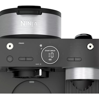 Cafetera Ninja negra frontal con botones de control y visor de agua