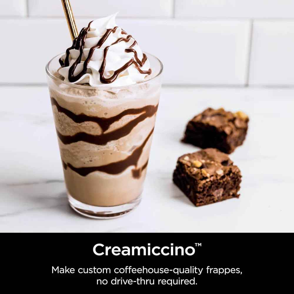 Deliciosa bebida Creamicino preparada con la máquina de helados Ninja Creami Honduras y decorada con crema batida
