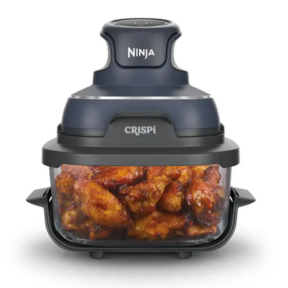 Freidora de aire NINJA con alas de pollo doradas y crujientes, vista frontal