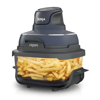 freidora de aire negra Ninja con papas fritas en la bandeja transparente