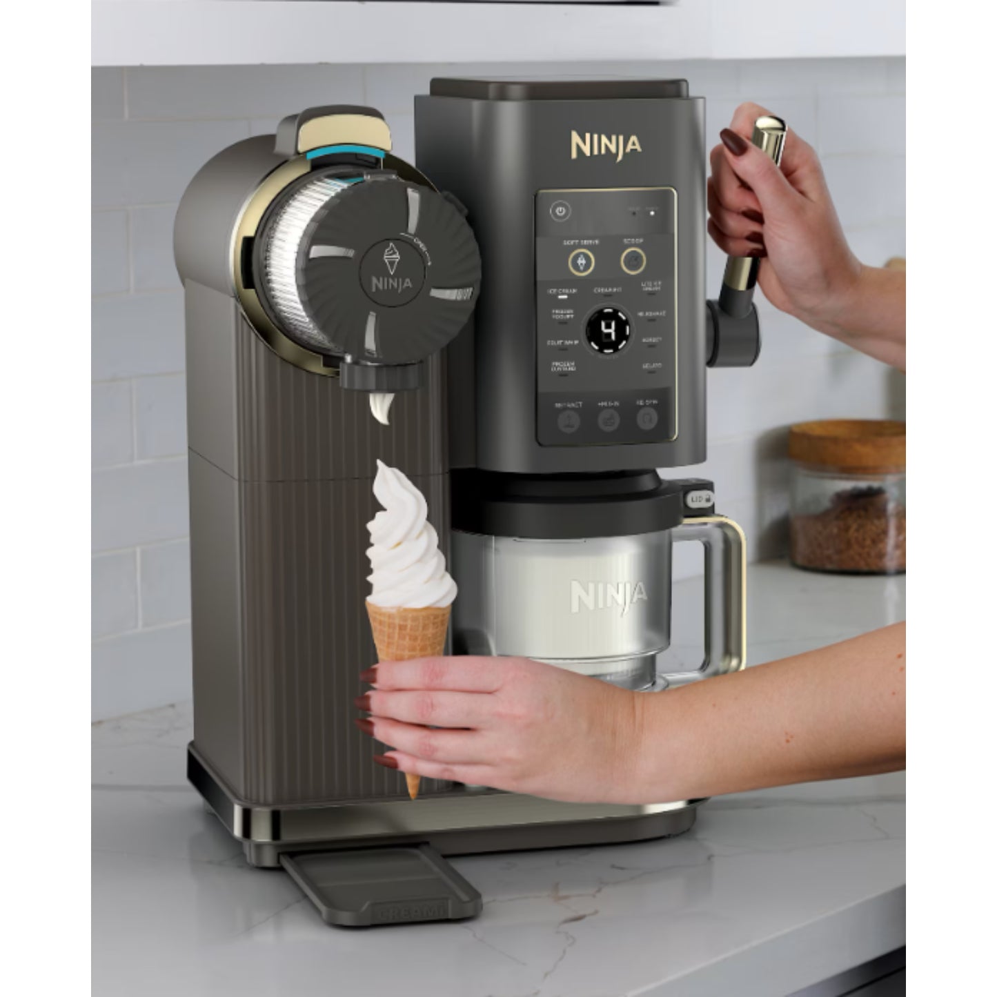 Máquina de helados Ninja negra en cocina, llenando cono con helado suave