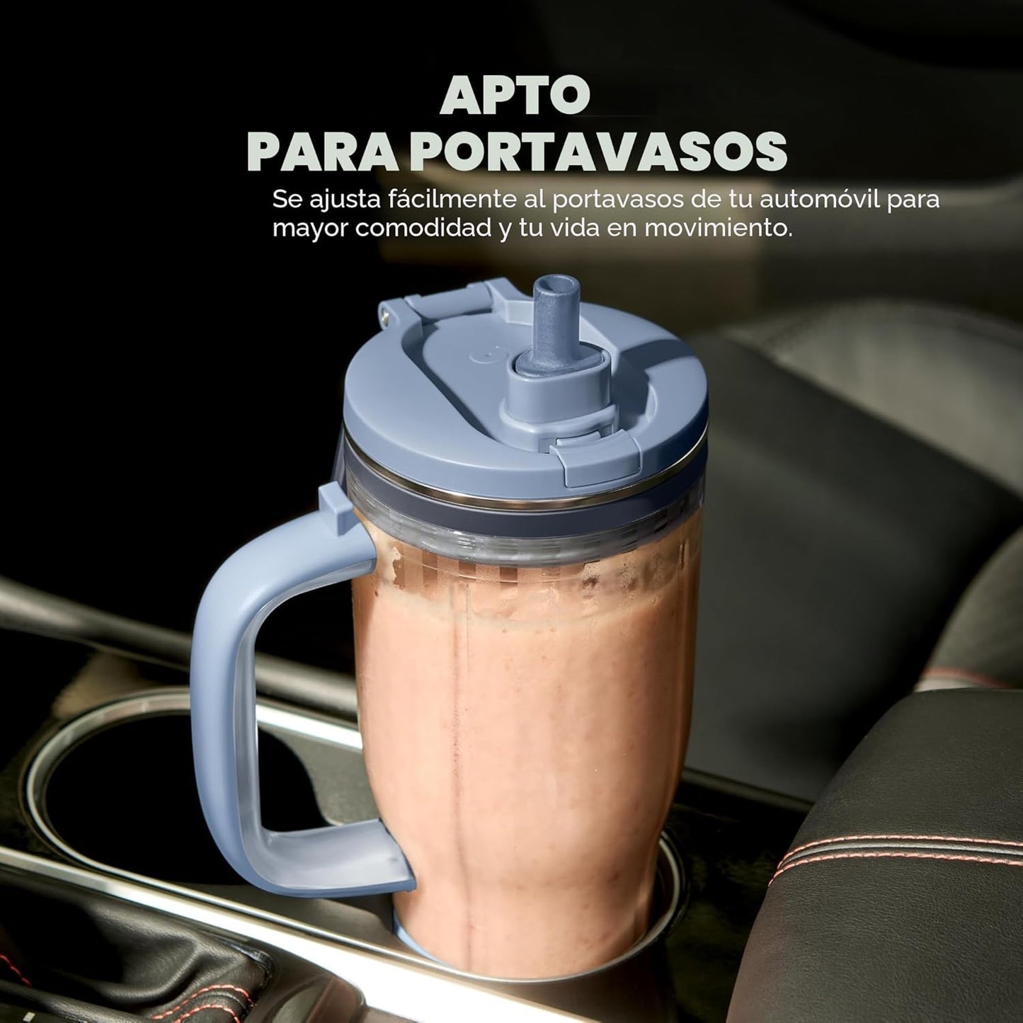 Licuadora azul en portavasos de automóvil, ideal para smoothies sobre la marcha