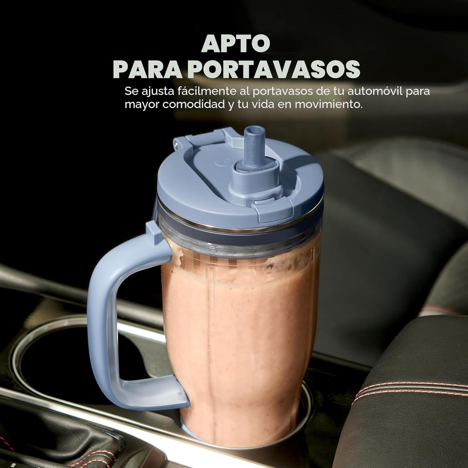 Licuadora azul en portavasos de automóvil, ideal para smoothies sobre la marcha