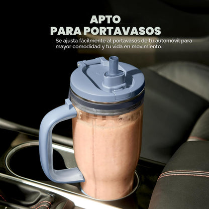 Licuadora azul en portavasos de automóvil, ideal para smoothies sobre la marcha