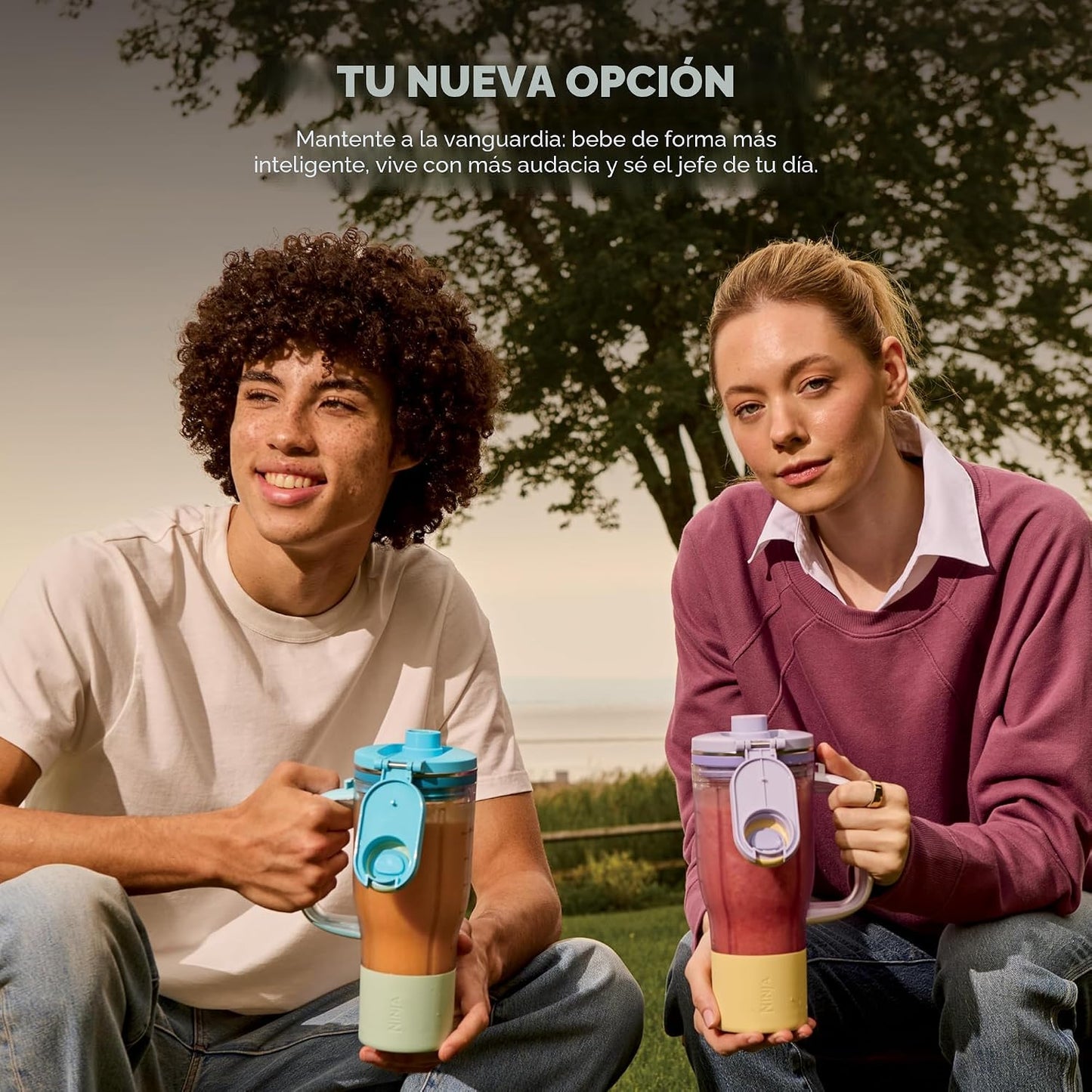 Licuadora de NINJA, vista frontal, dos personas con batidos al aire libre