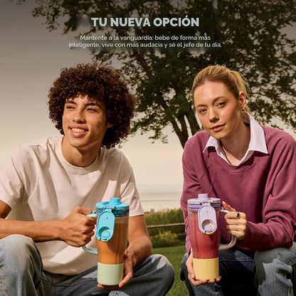 Licuadora de NINJA, vista frontal, dos personas con batidos al aire libre