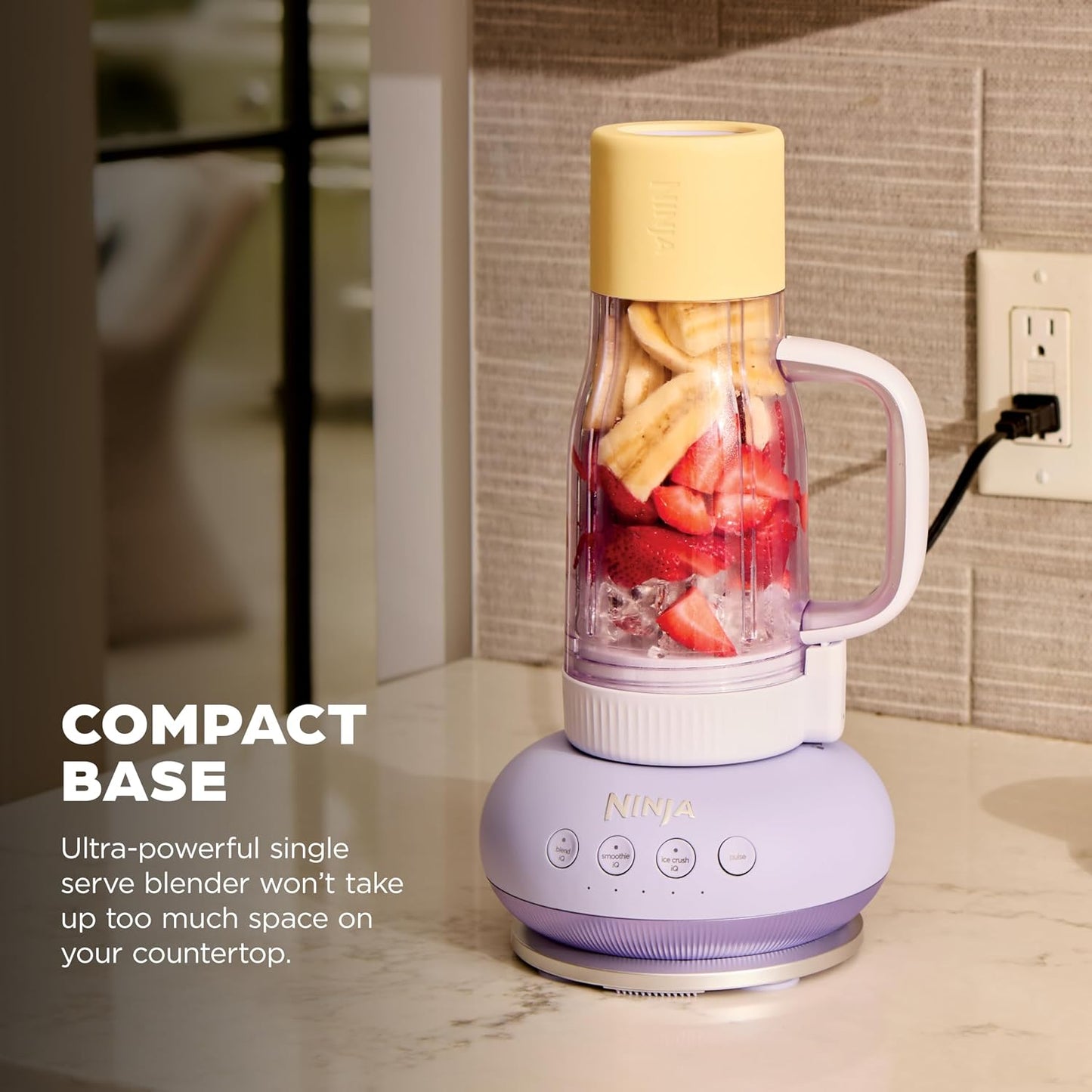 Licuadora Ninja compacta frontal con frutas en el vaso, perfecta para uso en cocina