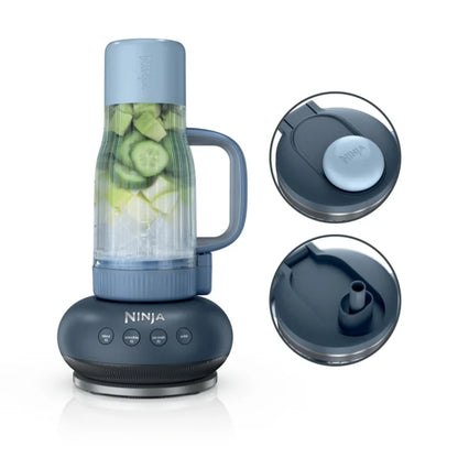 Licuadora Ninja azul frontal con recipiente y vegetales picados, cocina moderna
