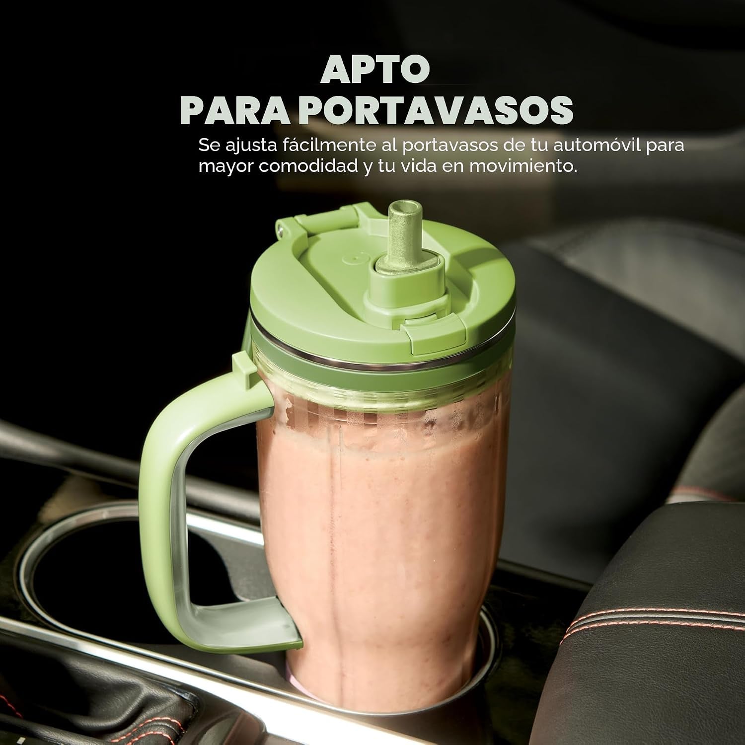 Licuadora verde en portavasos de automóvil, ideal para batidos en movimiento