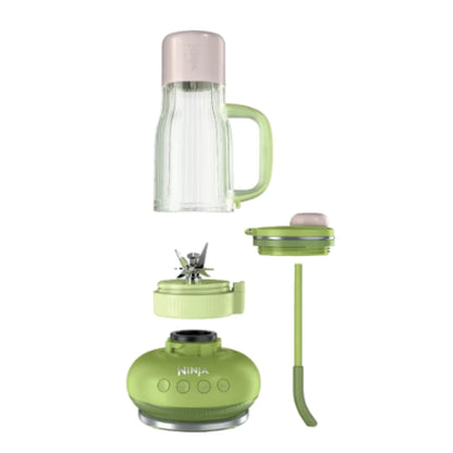 Licuadora verde Ninja con vaso y tapa, vista frontal para preparar batidos