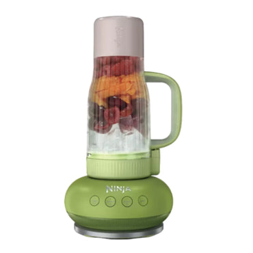 Licuadora verde frontal con frutas frescas, cocina moderna