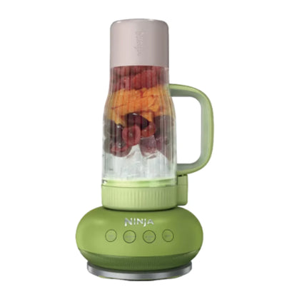 Licuadora verde frontal con frutas frescas, cocina moderna