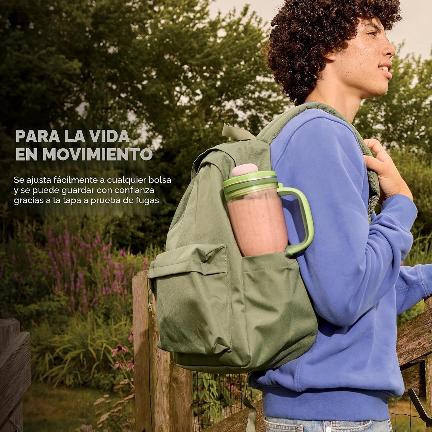 Licuadora verde en mochila, hombre caminando por sendero natural