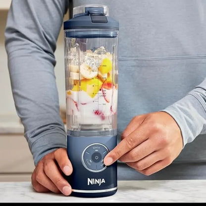 licuadora ninja azul frontal, ingredientes frescos mezclándose