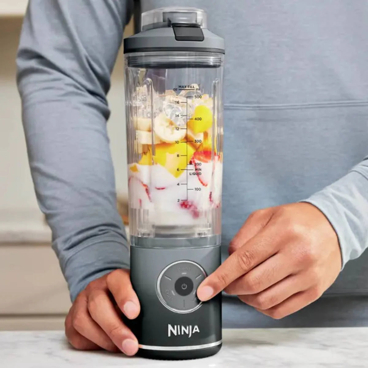 Licuadora Ninja moderna, con frutas y batido en la jarra, uso en cocina
