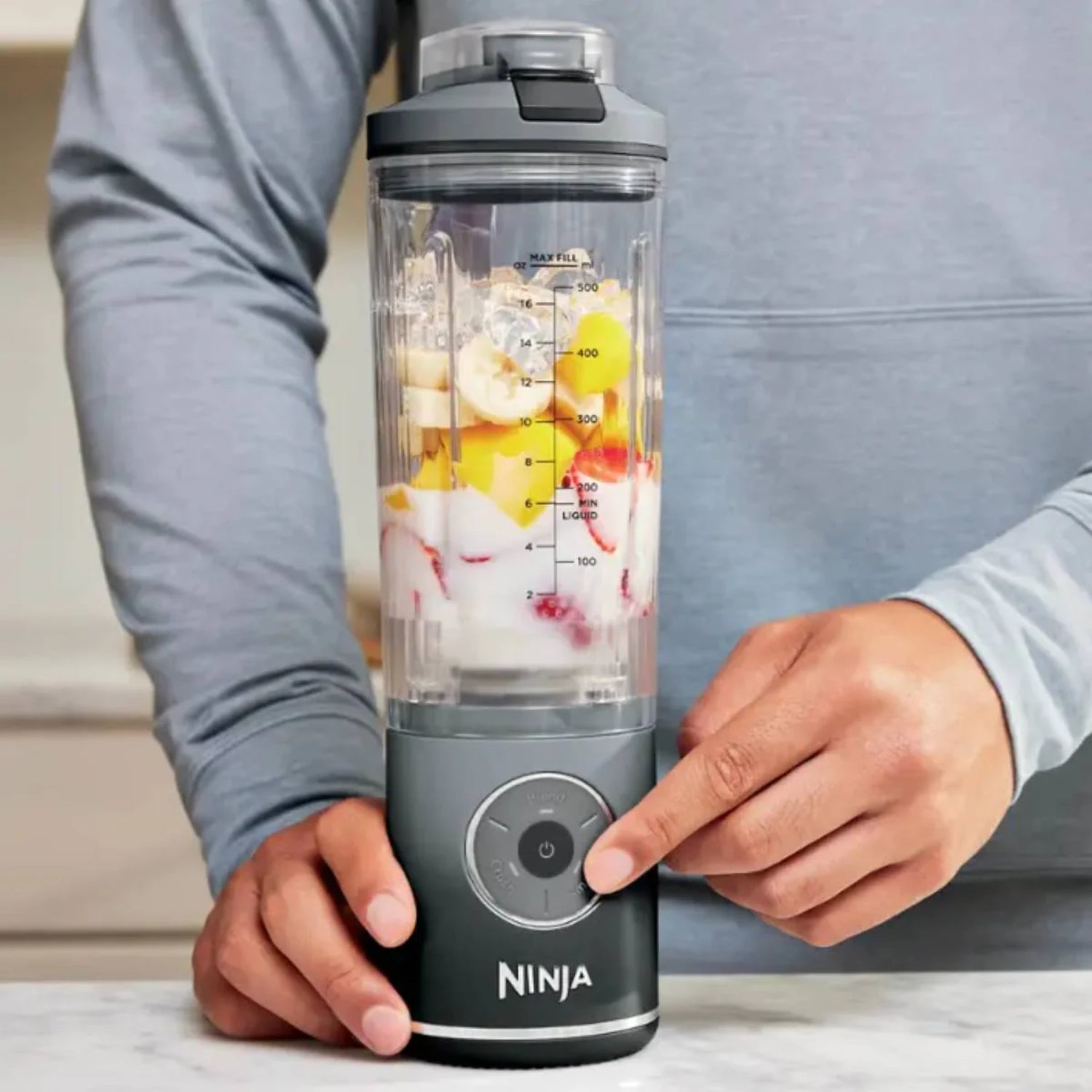 Licuadora Ninja moderna, con frutas y batido en la jarra, uso en cocina