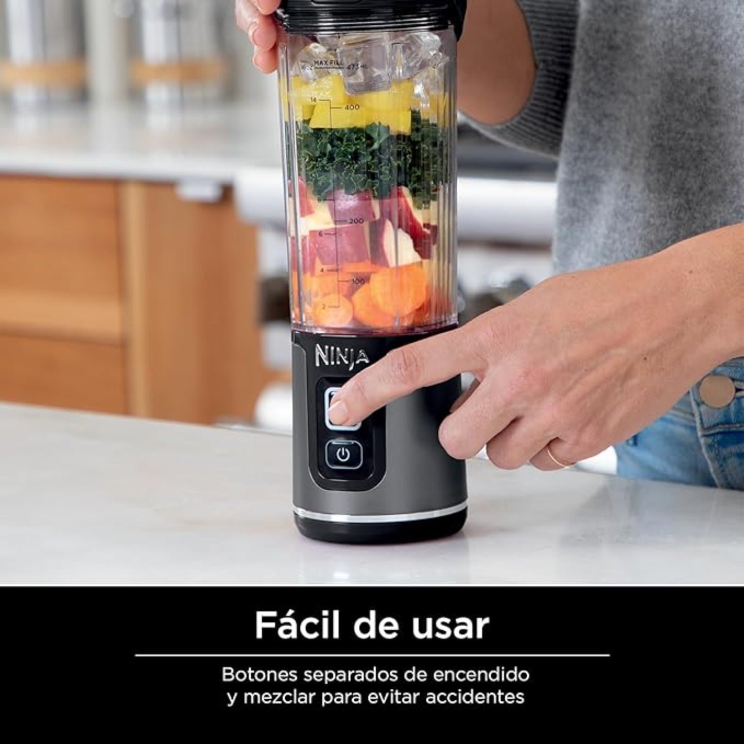 Licuadora personal Ninja Blast Honduras con ingredientes frescos en su vaso, fácil de usar y práctica.