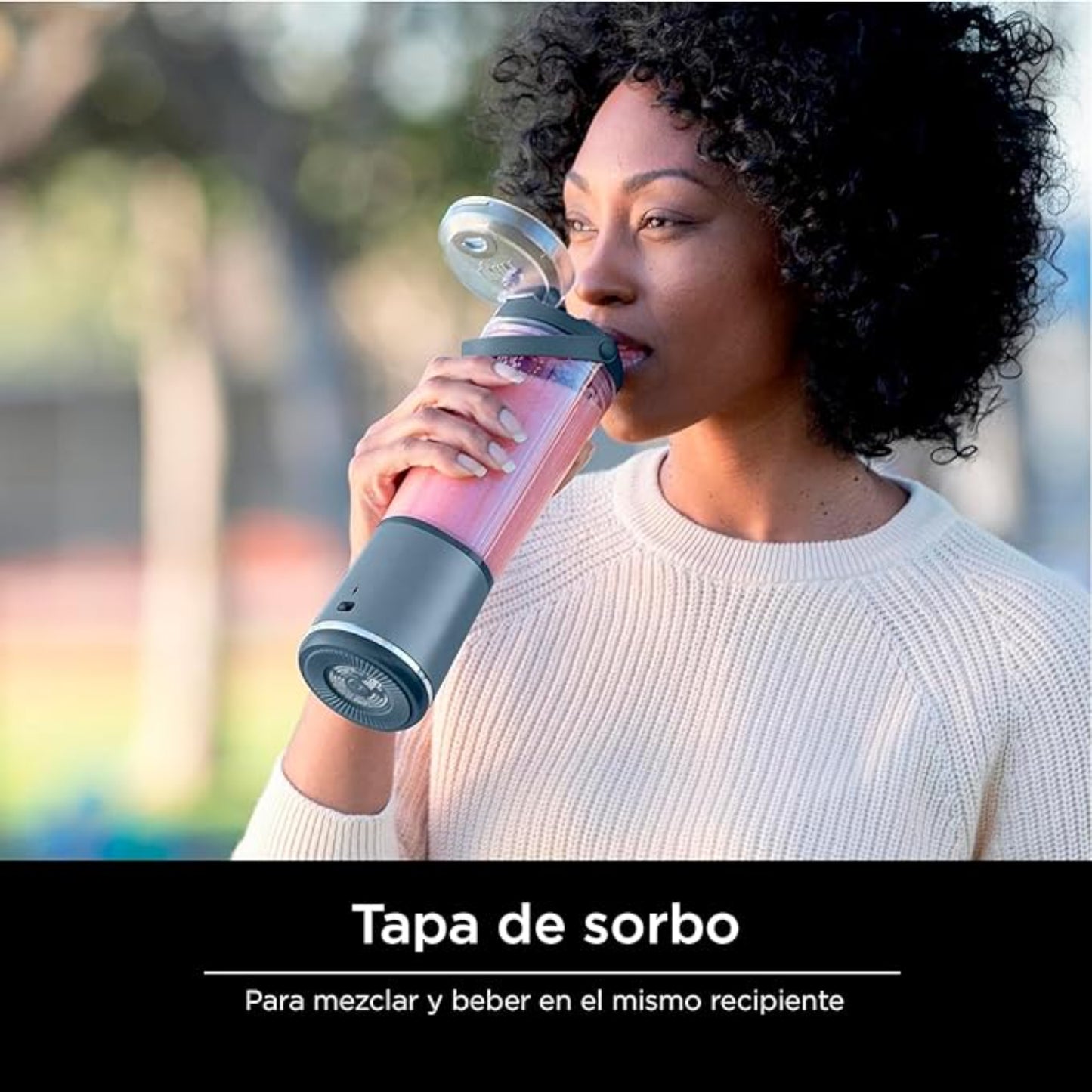 Mujer bebiendo de la licuadora personal Ninja Blast Honduras con tapa de sorbo para mezclar y beber.