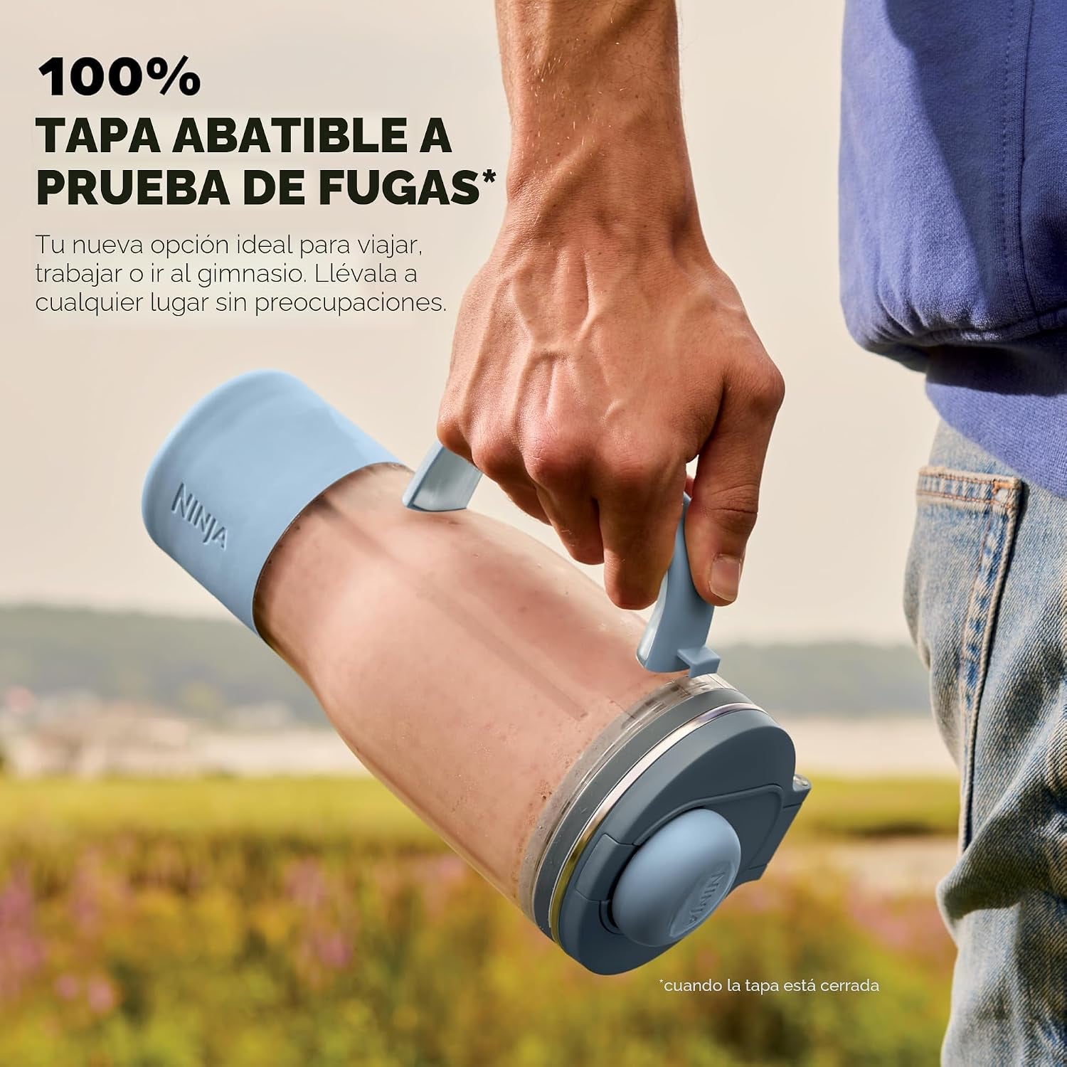 Licuadora Ninja azul en mano, ideal para viajar o gimnasio