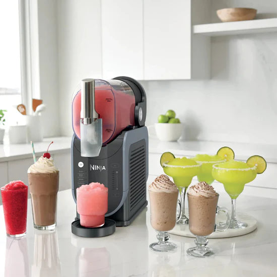 Máquina de bebidas congeladas Ninja en cocina con diversos cócteles y batidos preparados