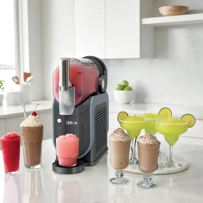 Máquina de bebidas congeladas Ninja en cocina con diversos cócteles y batidos preparados