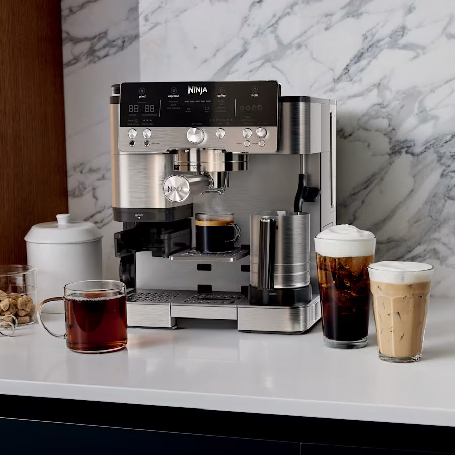 Máquina de café espresso Ninja Luxe en cocina moderna con varias bebidas servidas