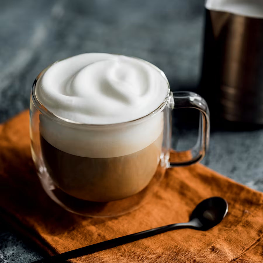 Taza de café con leche espumoso preparado con máquina de café espresso Ninja Luxe