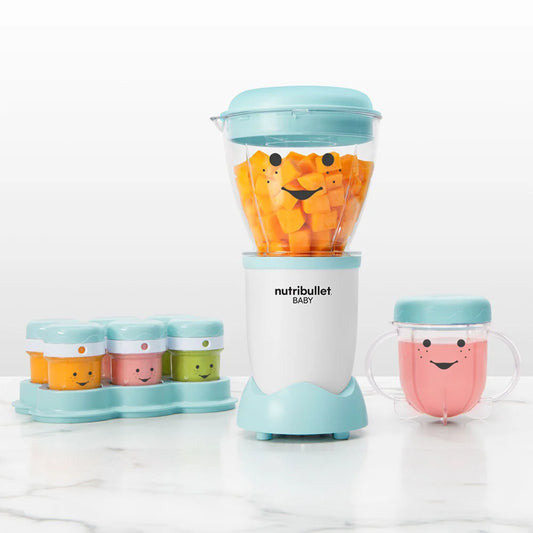 Licuadora para papillas de bebé Nutribullet con recipientes y comida mezclada en colores brillantes