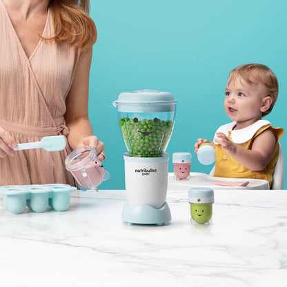 Licuadora para papillas de bebé Nutribullet con cubetas de almacenamiento y una madre preparando alimentos