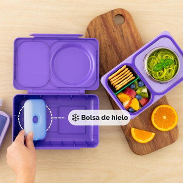 Tupper morado abierto con compartimentos, incluye bolsa de hielo y comida variada