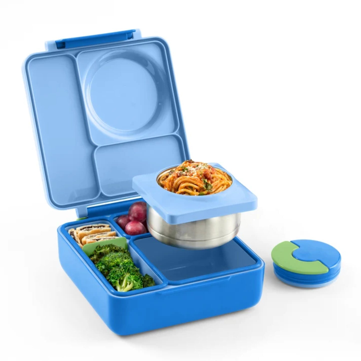 Lunch box azul abierta con compartimentos y comida saludable