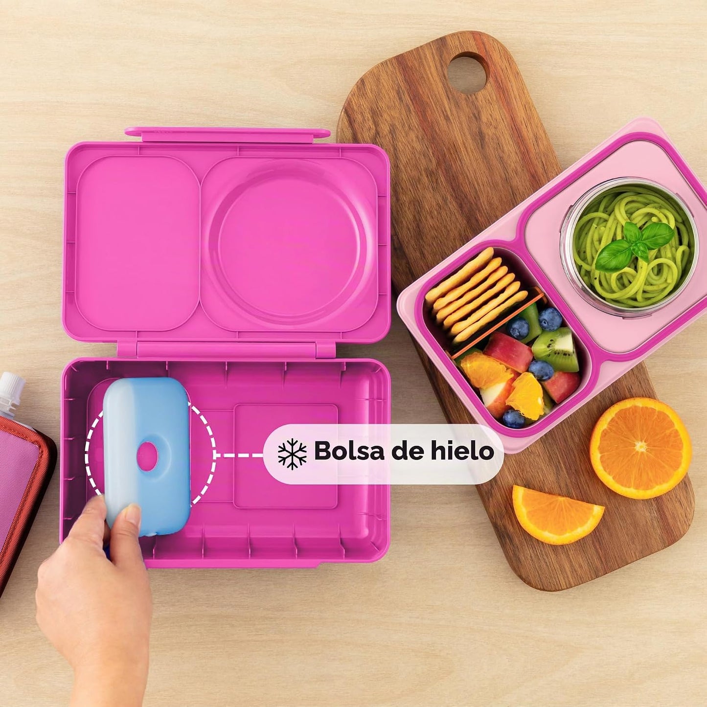 Lonchera rosa con compartimentos, vista de uso con alimentos y bolsa de hielo